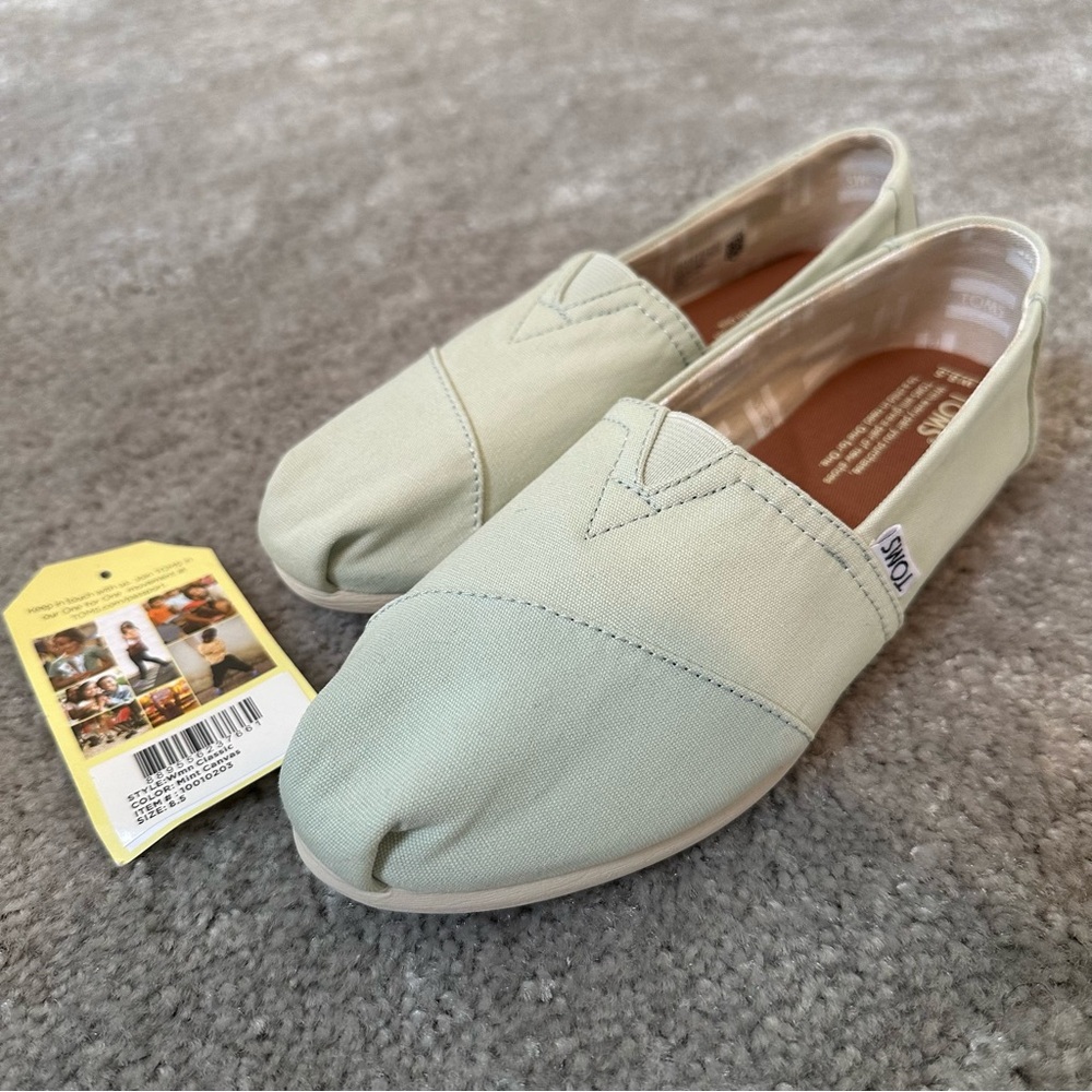 Women’s Classic Canvas Toms in Mint size 8.5 New NWT Small Blemish